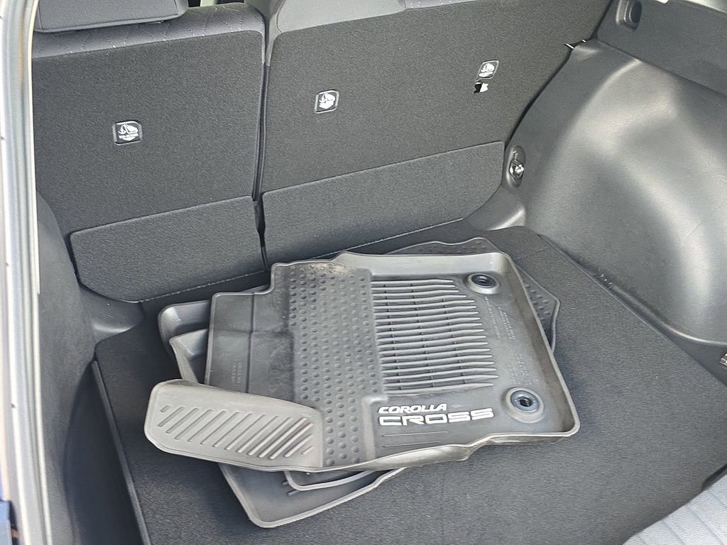 Used 2025 Toyota Corolla Cross LE image 7