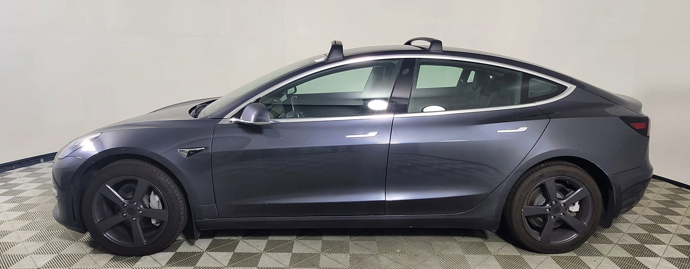 Used 2019 Tesla Model 3 Standard Range image 4