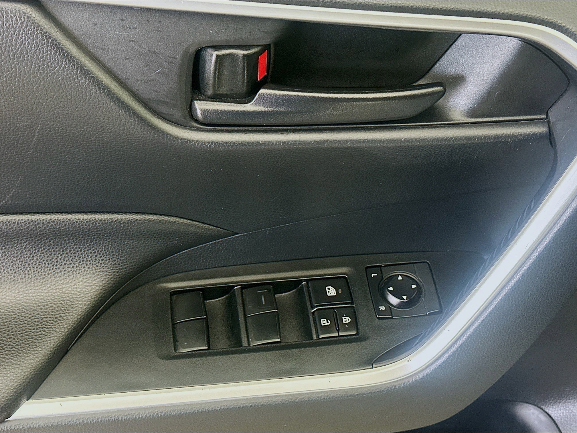 Used 2019 Toyota RAV4 LE w/ All Weather Liner Package AWD/4WD image 15