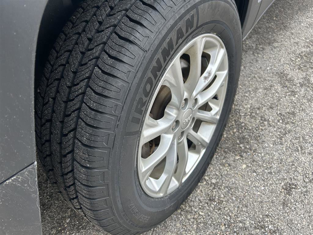 Used 2019 Jeep Cherokee Latitude w/ Cold Weather Group AWD/4WD image 15