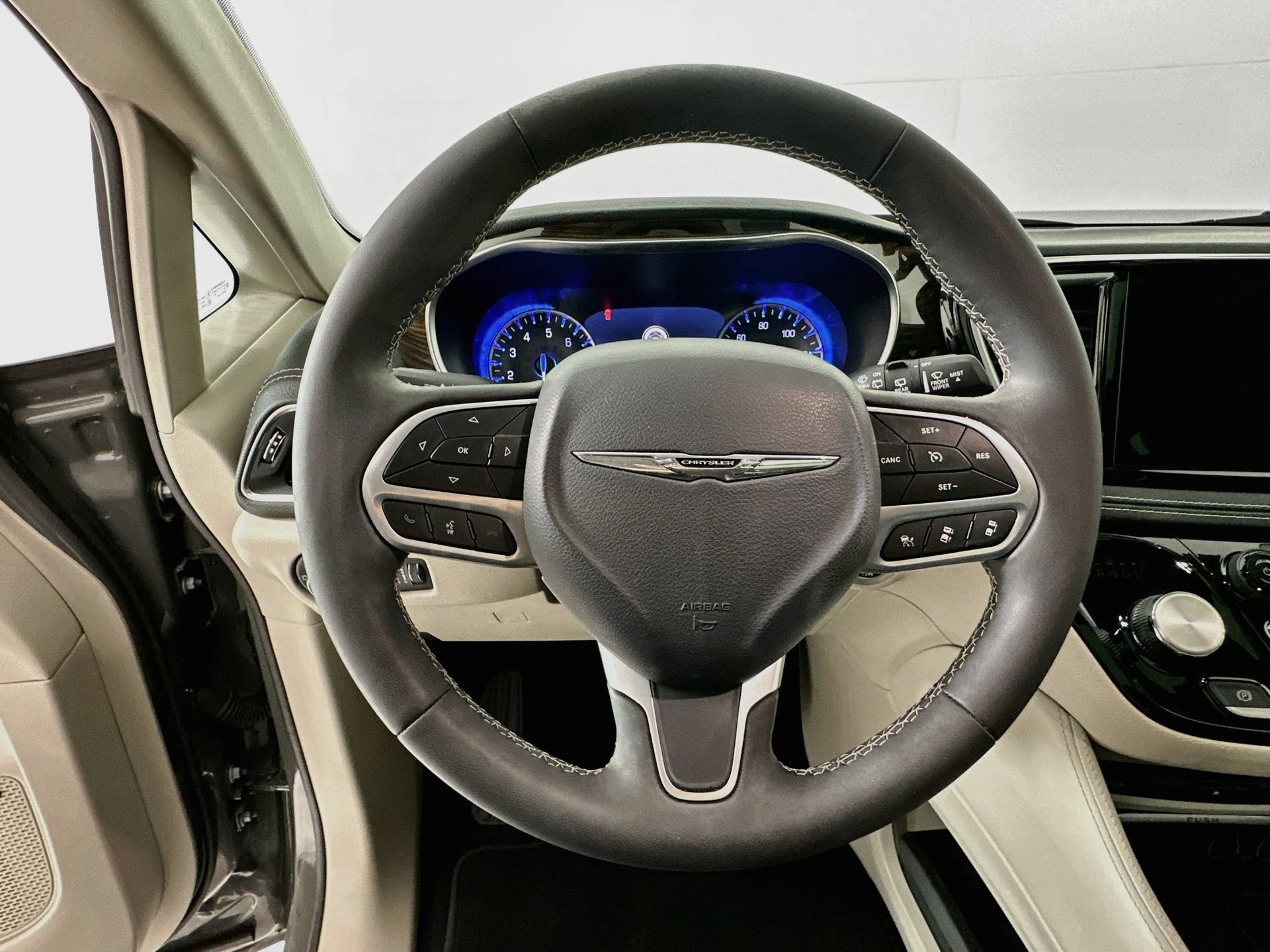 Used 2023 Chrysler Pacifica Limited w/ Uconnect Theater Family Group AWD/4WD image 12