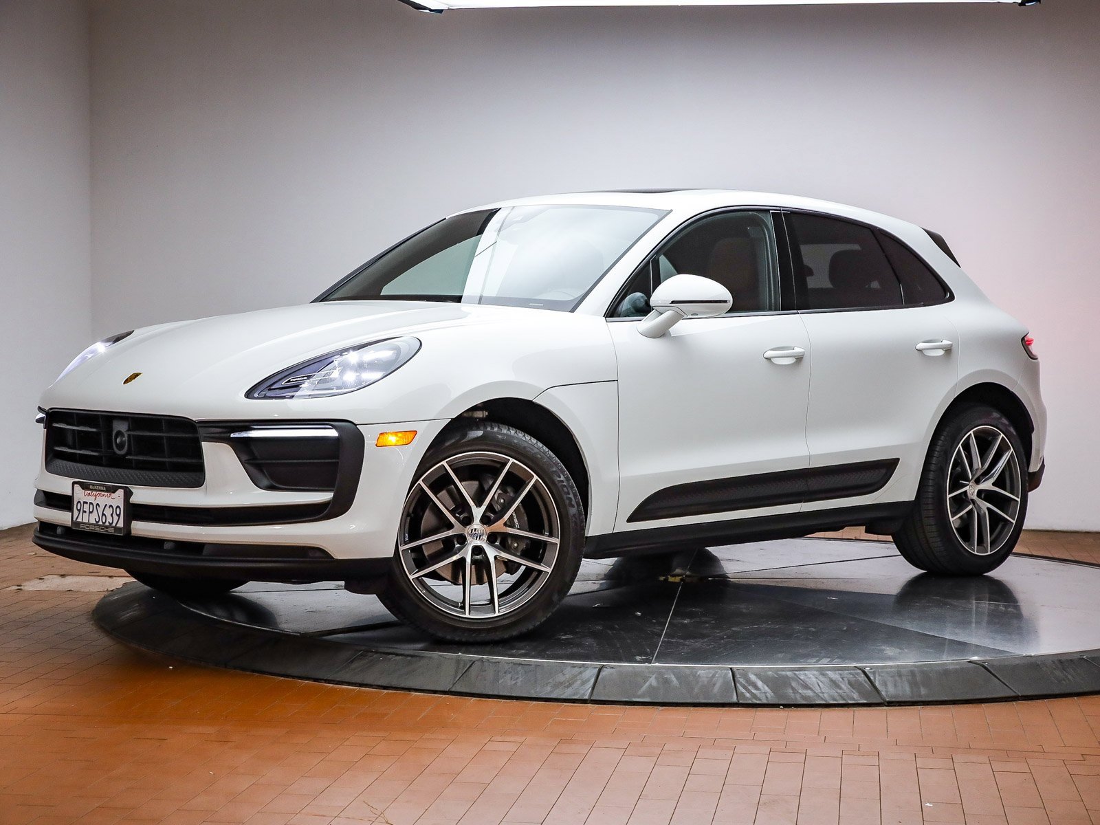 Used 2023 Porsche Macan image 1