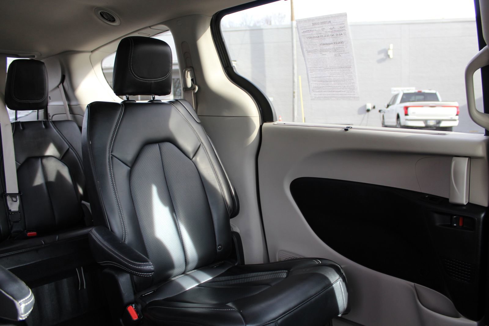 Used 2023 Chrysler Pacifica Touring-L image 14