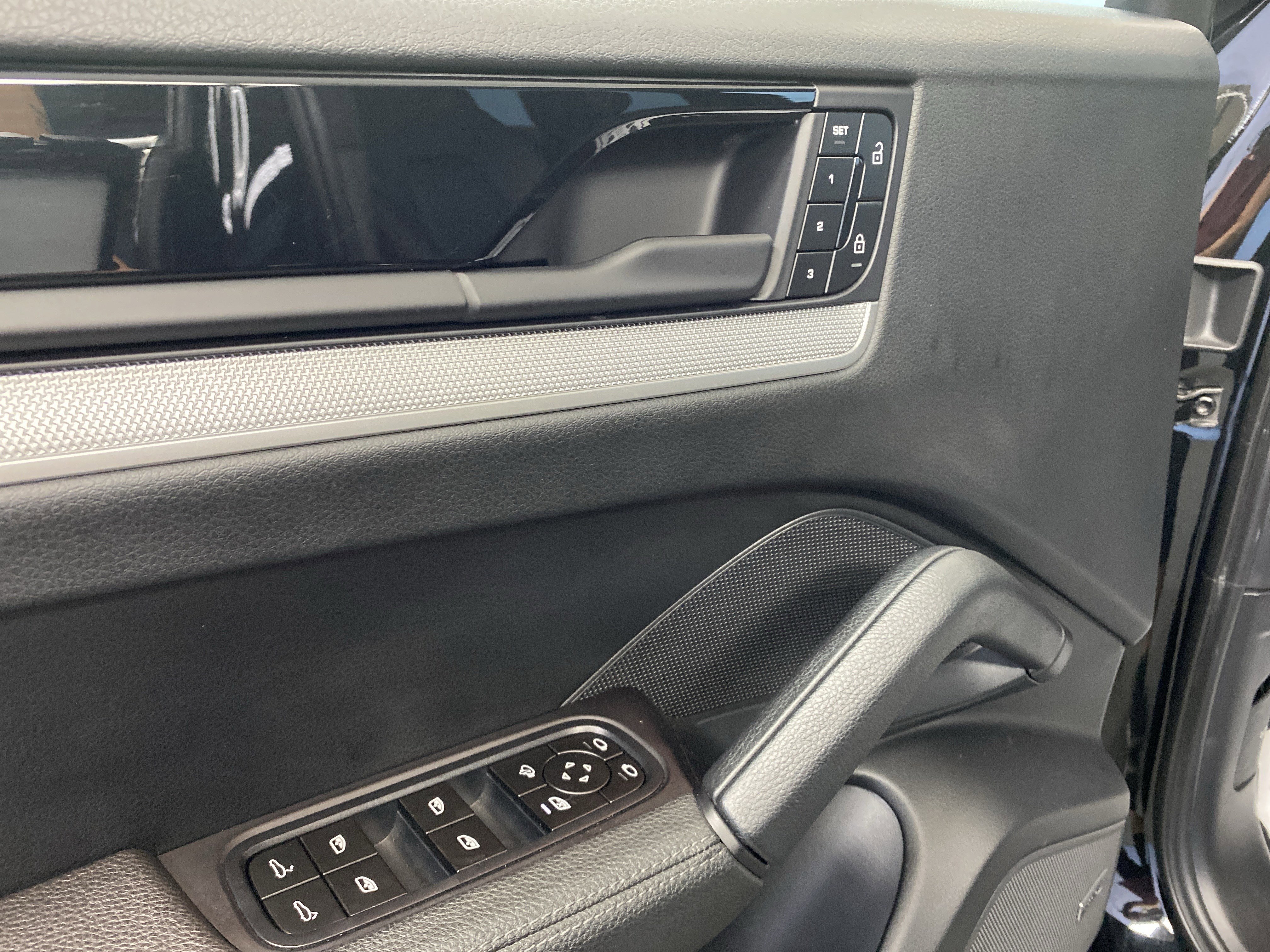 Used 2024 Porsche Cayenne image 12