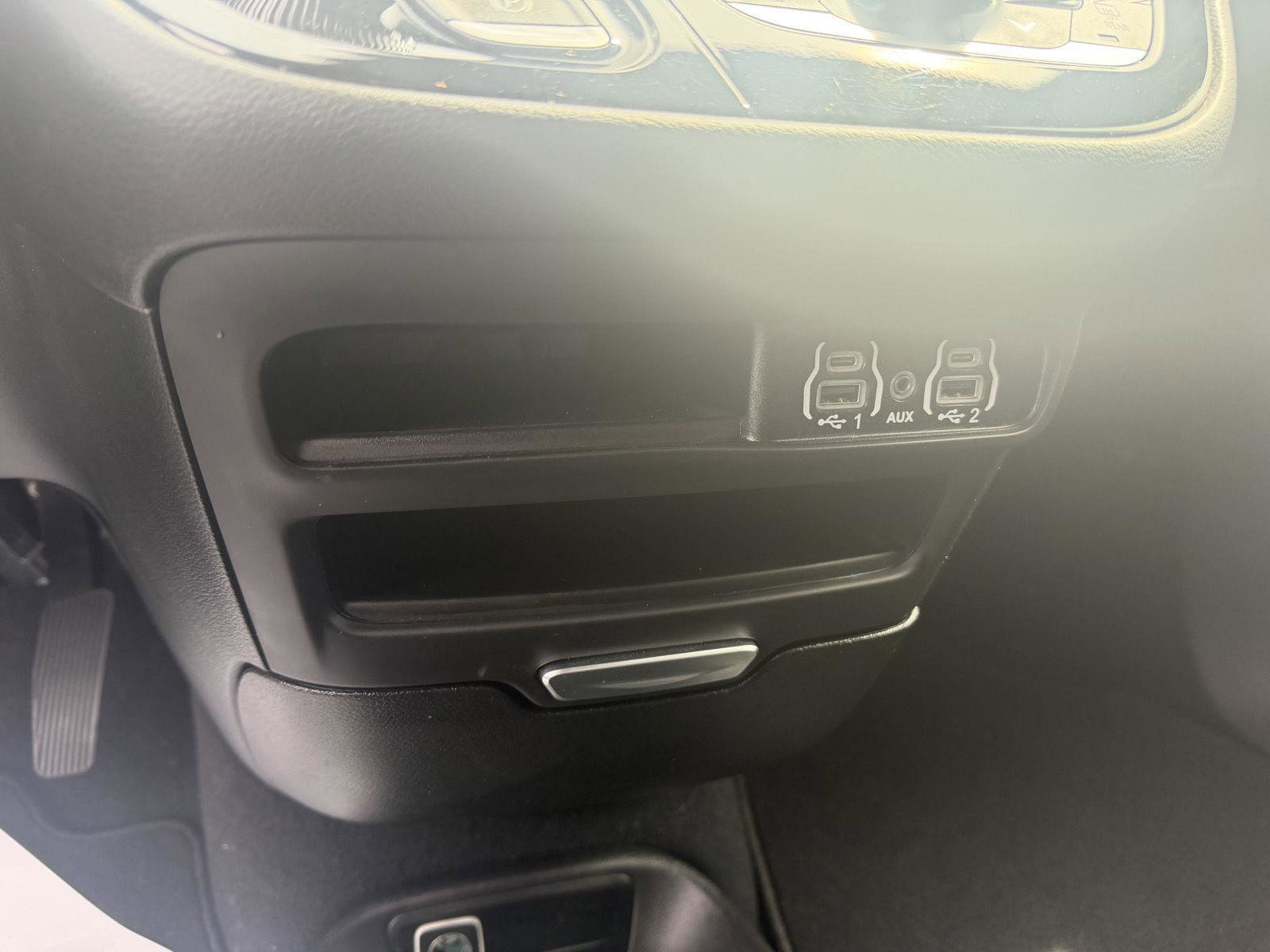 Used 2025 Chrysler Pacifica Select image 24