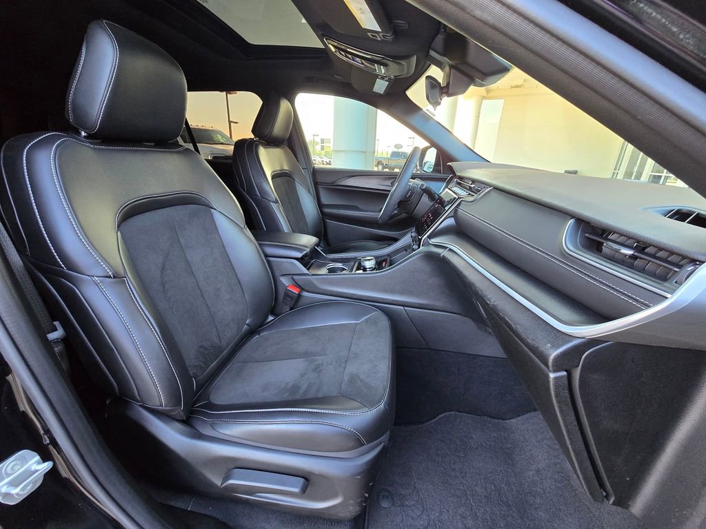 Used 2025 Jeep Grand Cherokee Altitude image 13