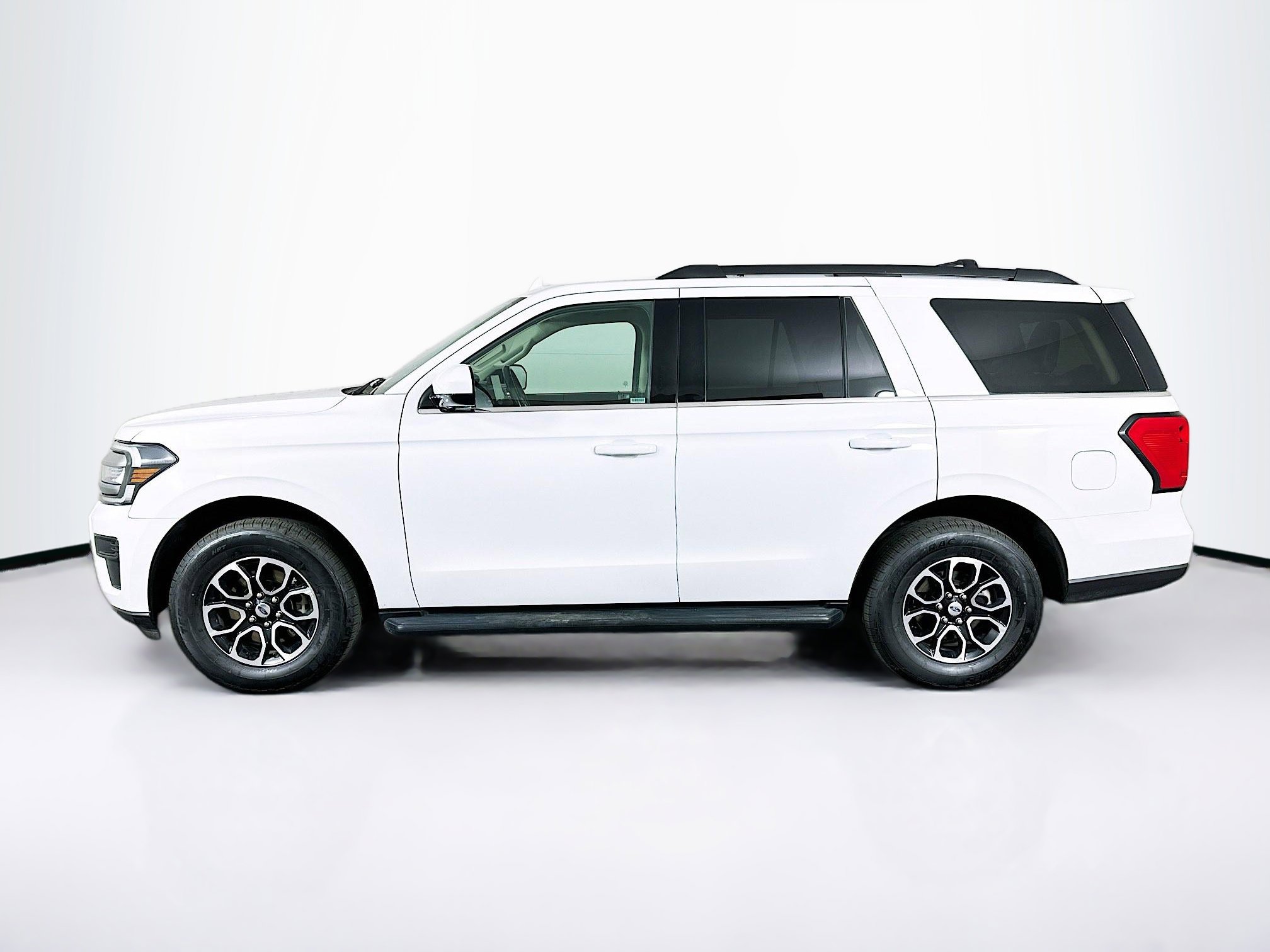 Used 2024 Ford Expedition XLT image 4