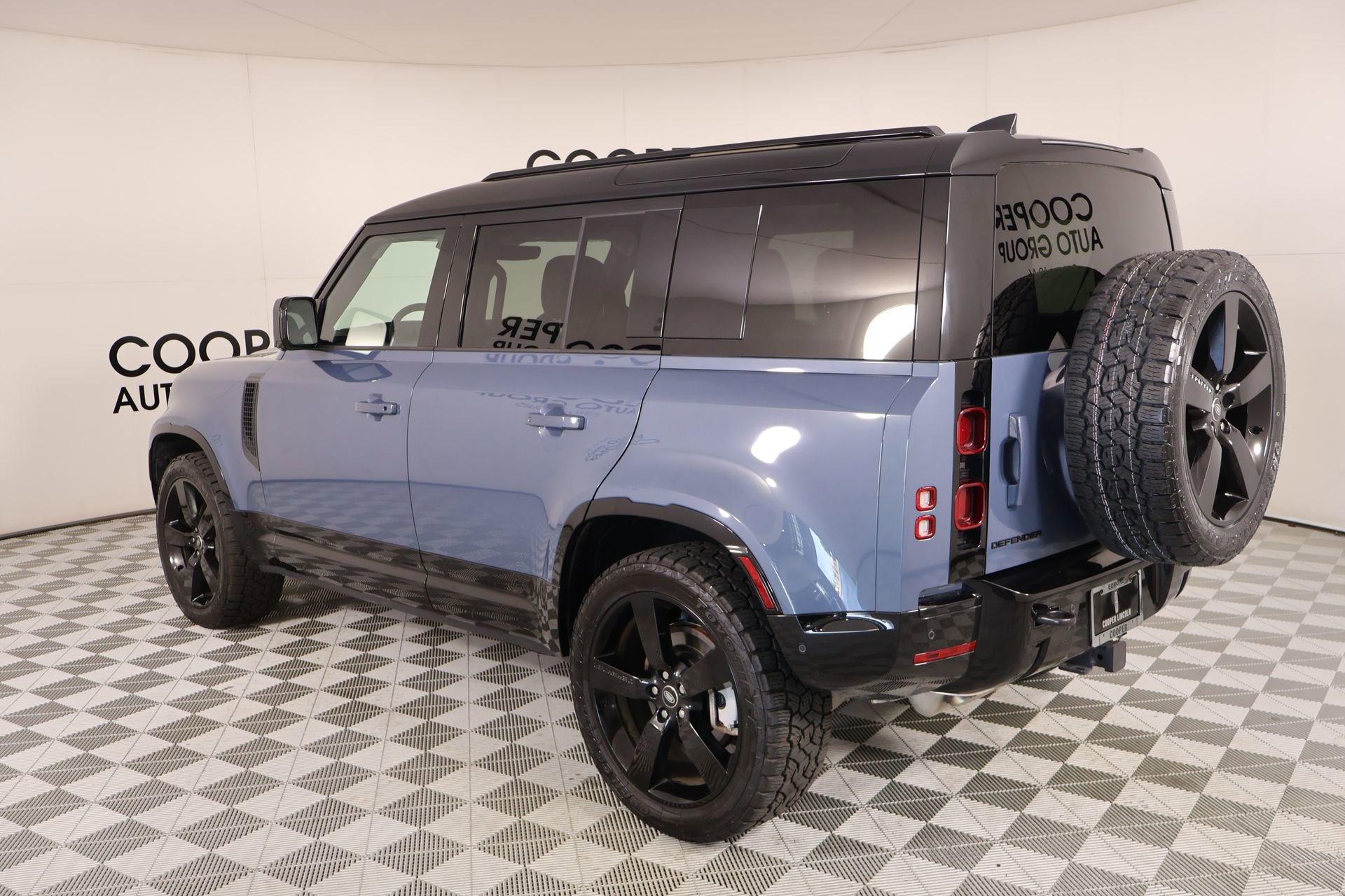 Used 2025 Land Rover Defender 110 X-Dynamic SE image 23