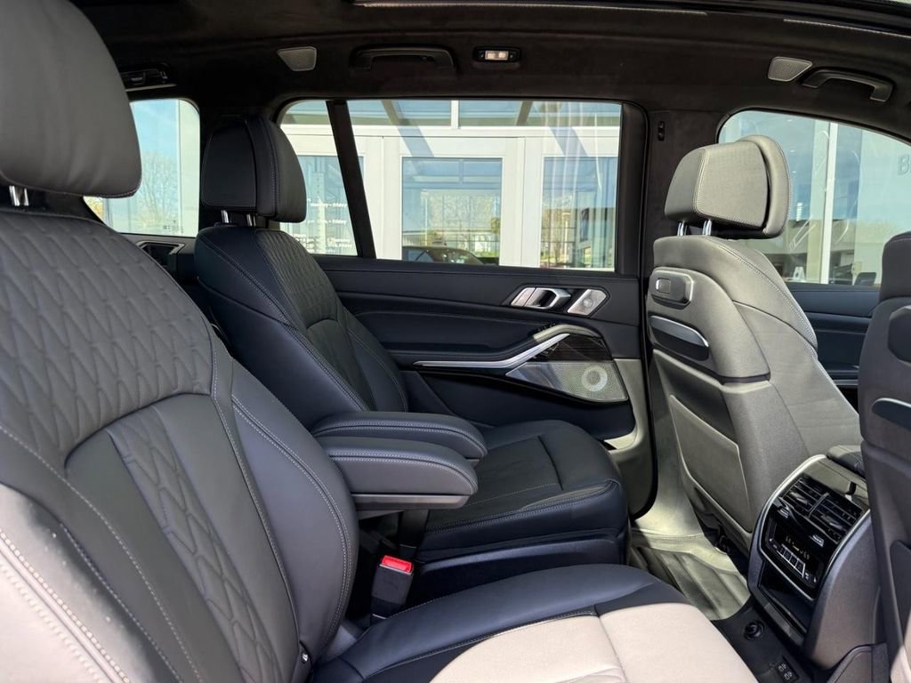 Used 2026 BMW X7 M60i w/ Executive Package image 8