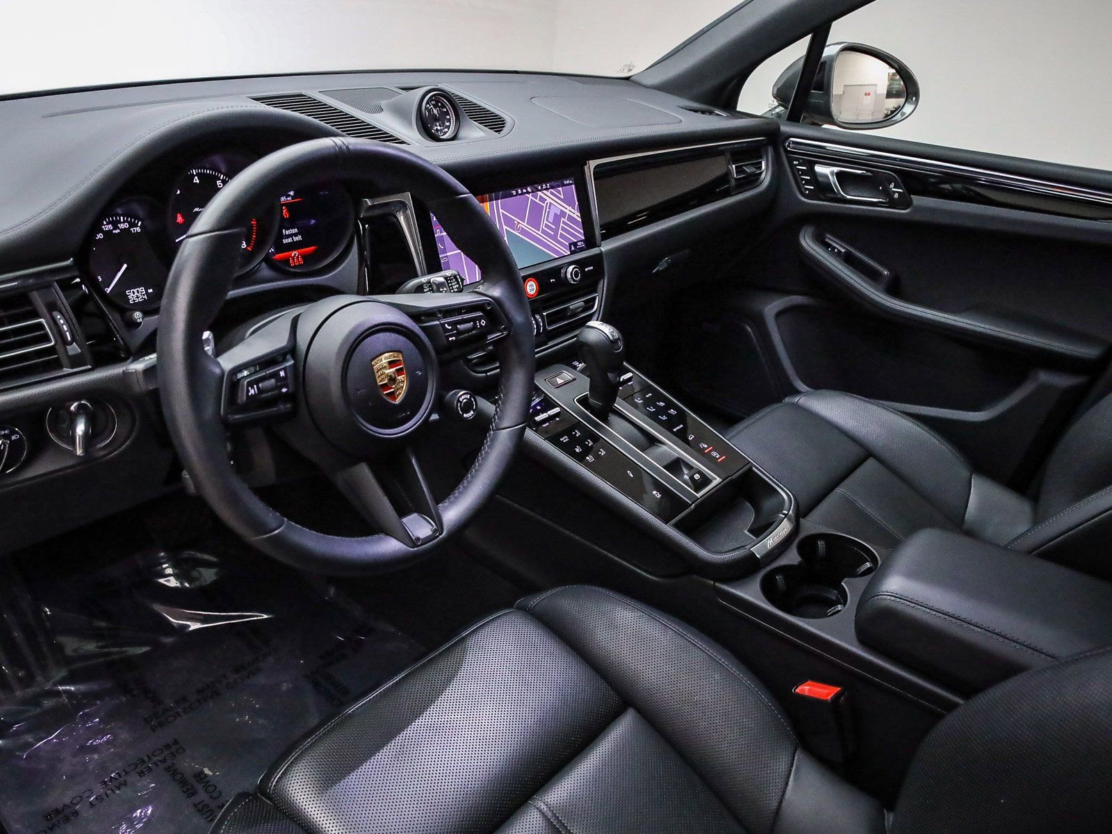 Certified 2025 Porsche Macan Turbo image 4