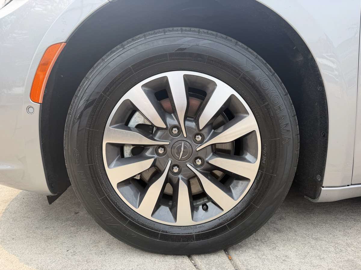 Used 2021 Chrysler Pacifica Touring-L FWD image 9