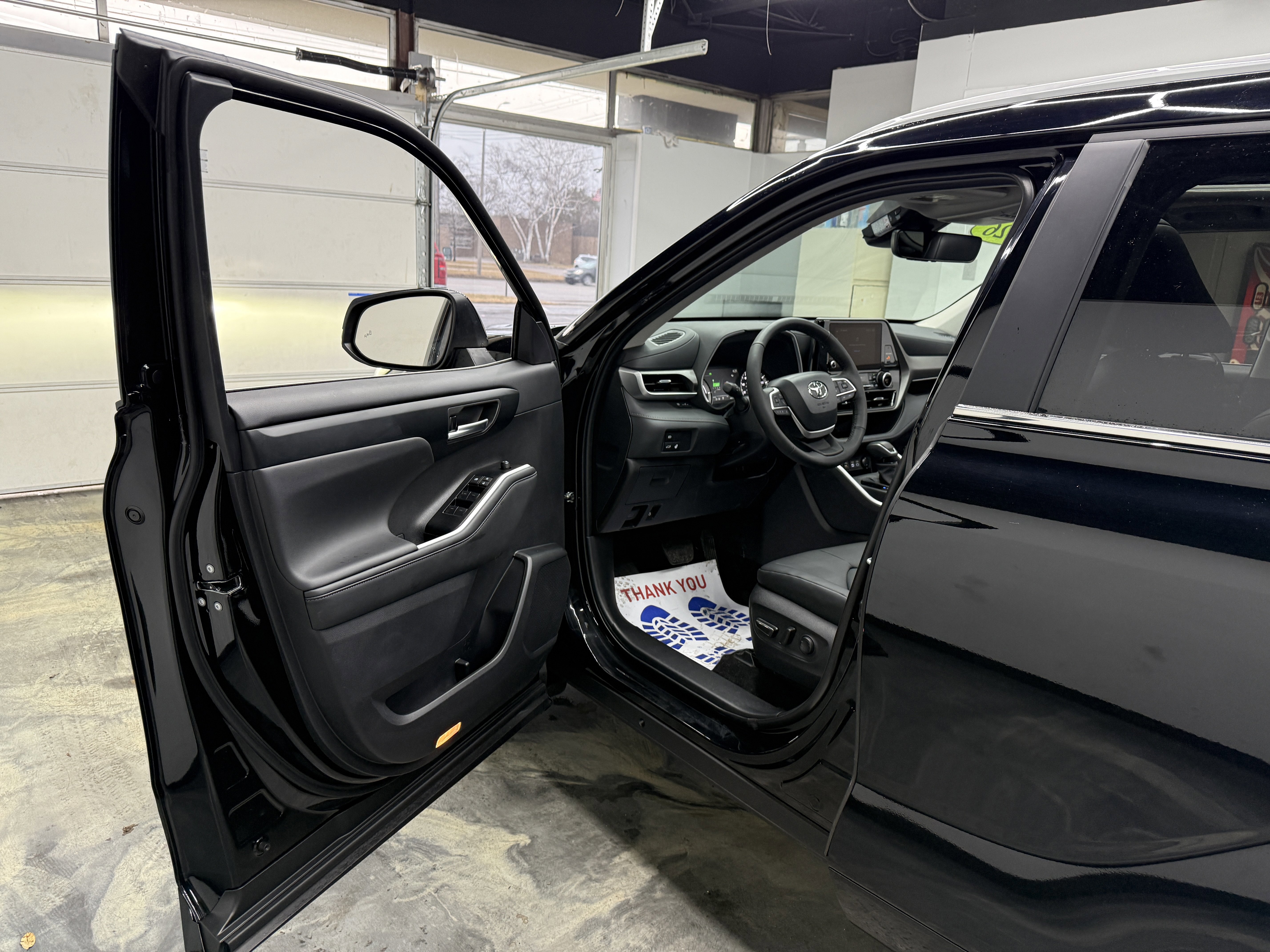 Used 2026 Toyota Highlander XLE image 10