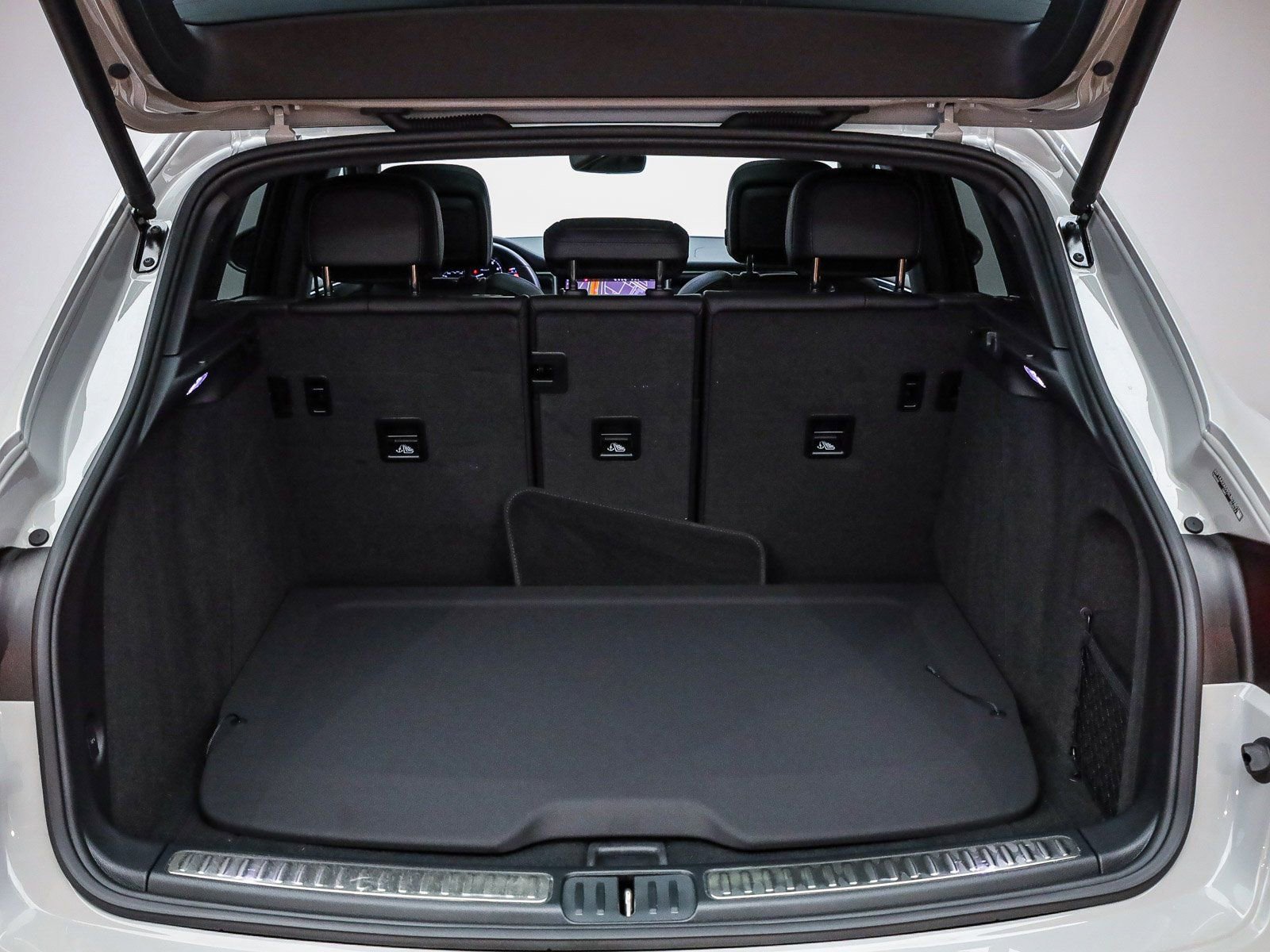 Certified 2025 Porsche Macan Turbo image 26