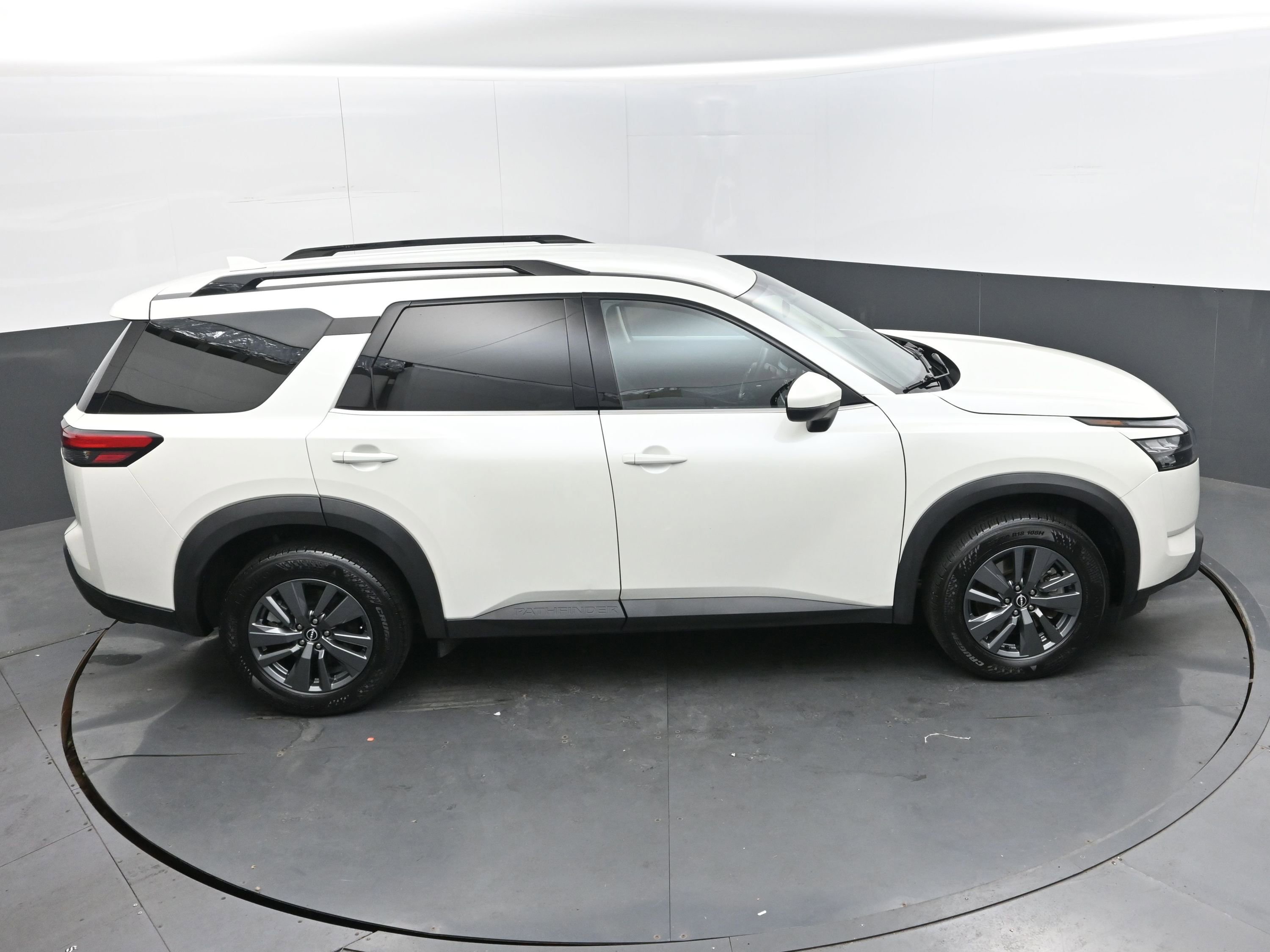 Used 2024 Nissan Pathfinder SV image 39