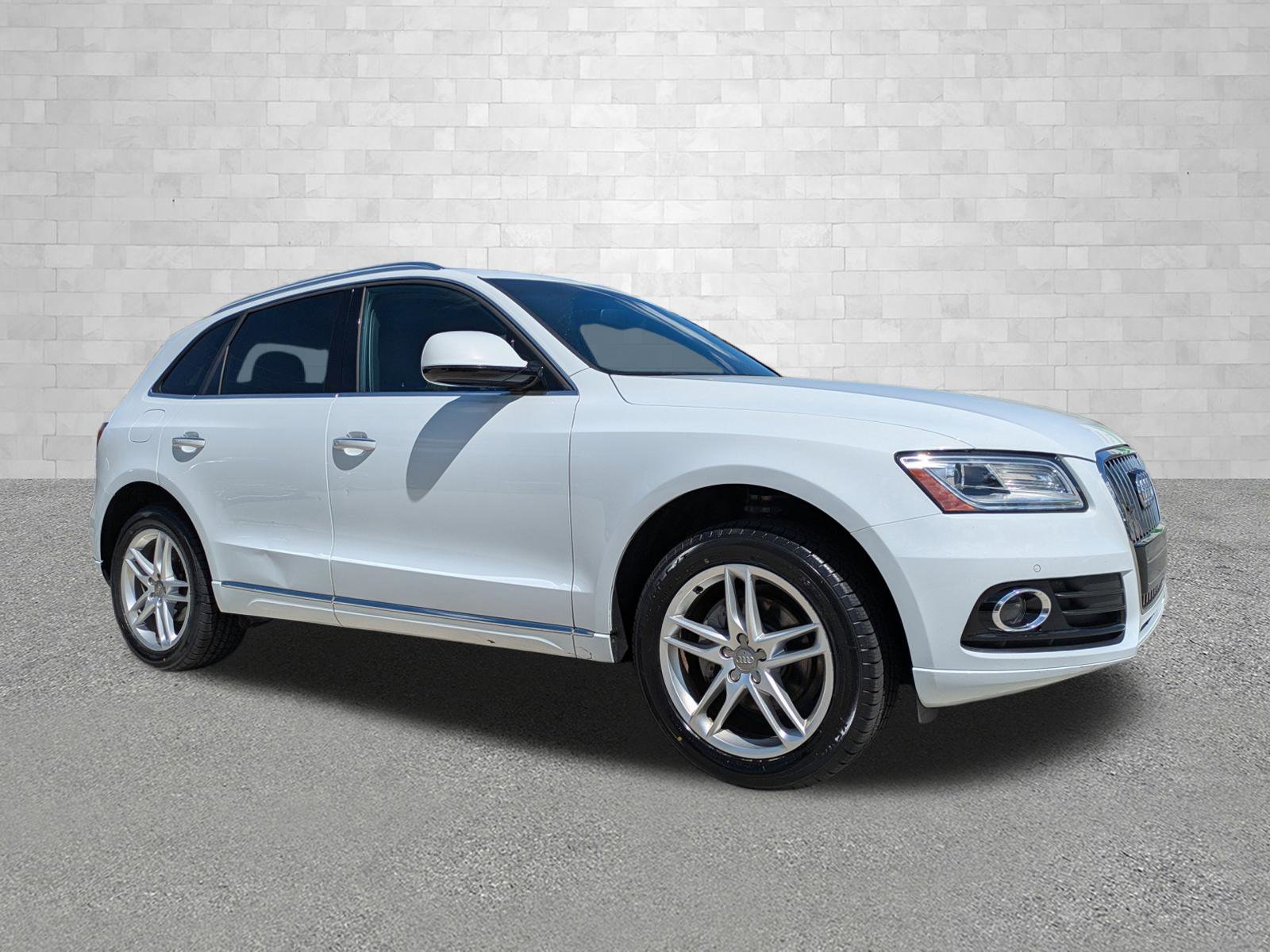Used 2017 Audi Q5 2.0T Premium Plus w/ Technology Package image 1