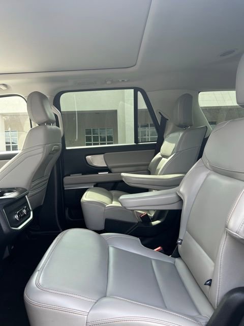 Used 2025 Ford Expedition Active RWD image 8