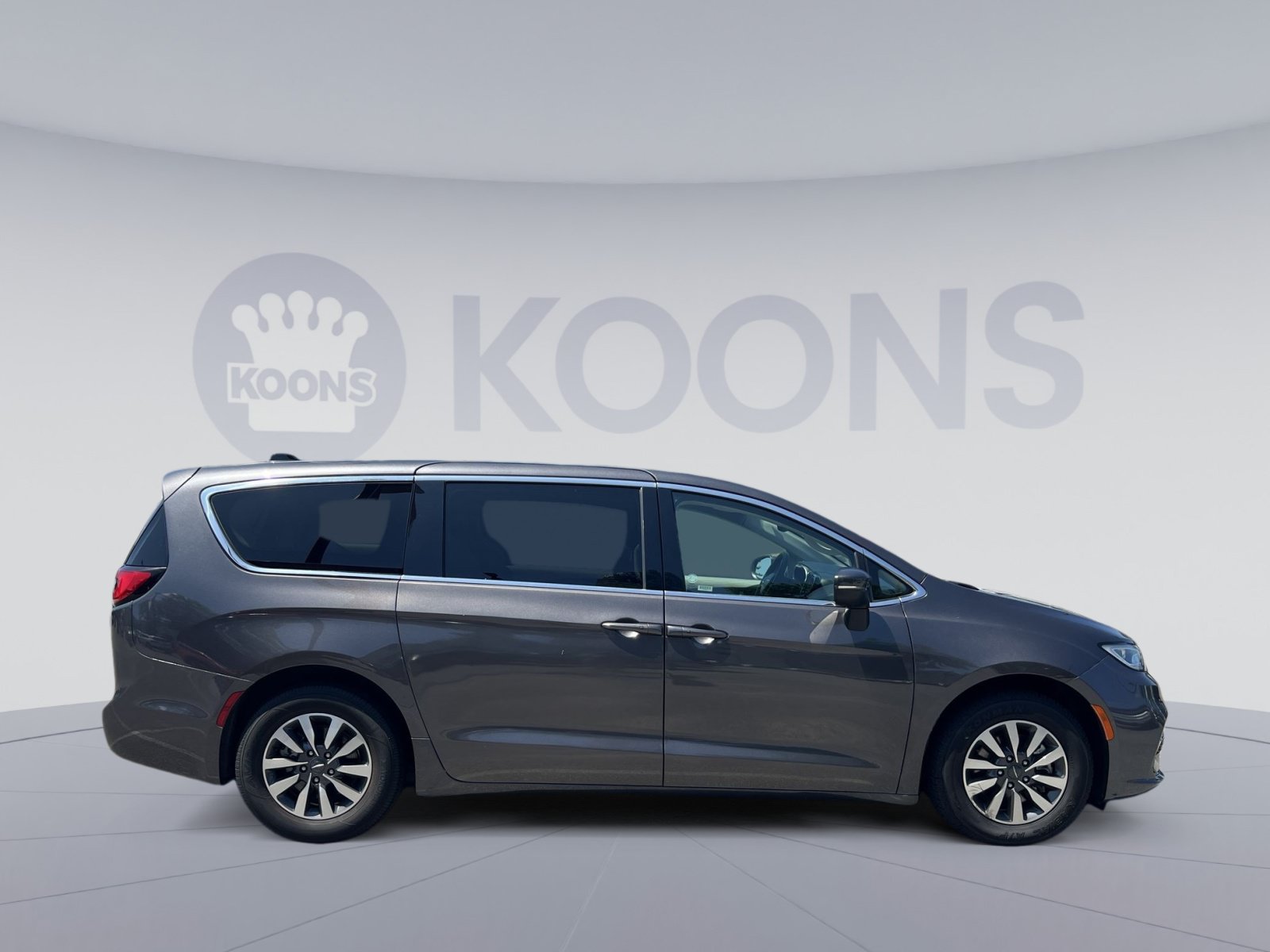 Used 2023 Chrysler Pacifica Touring-L FWD image 8