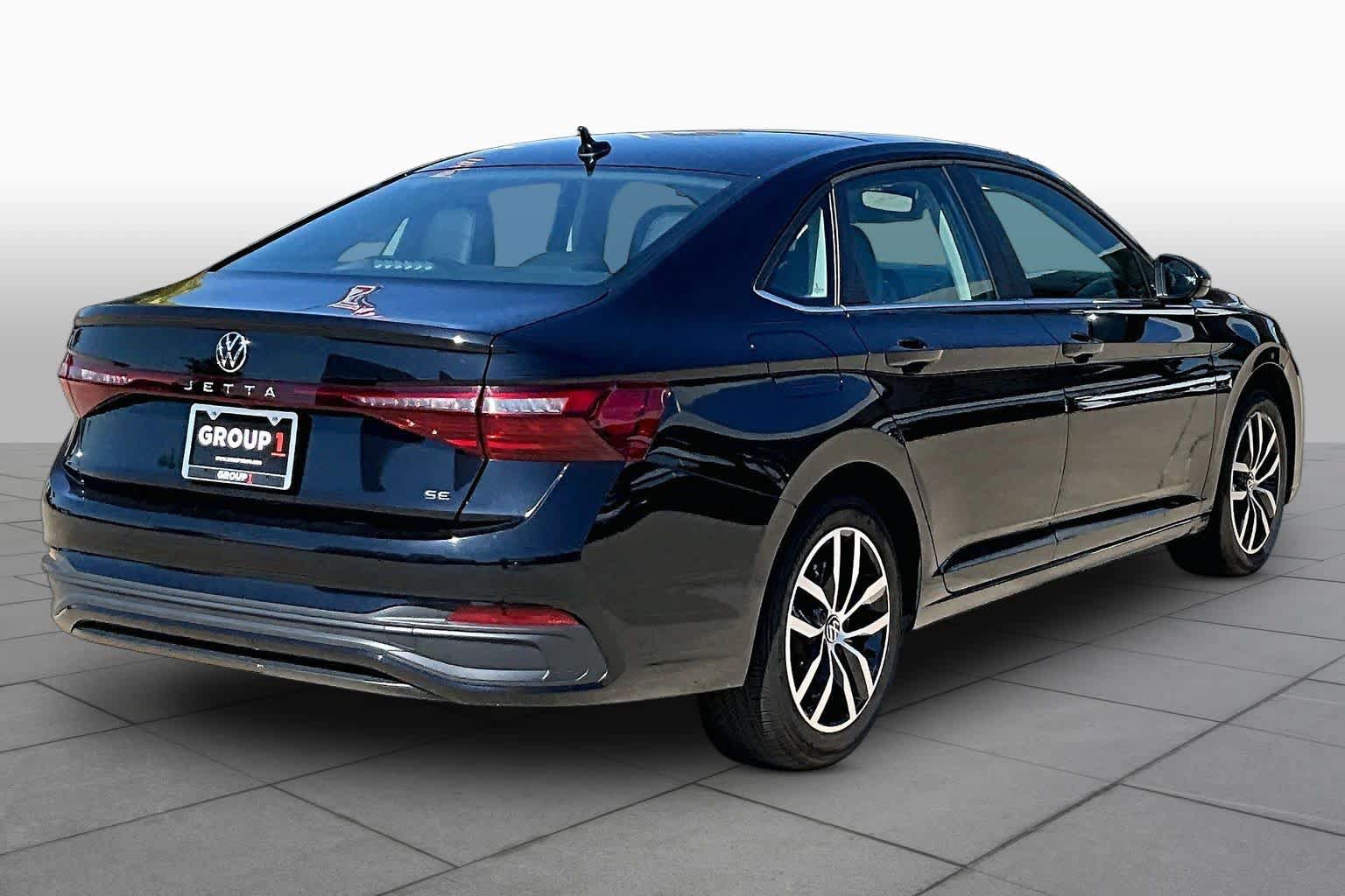 Used 2025 Volkswagen Jetta SE FWD image 8