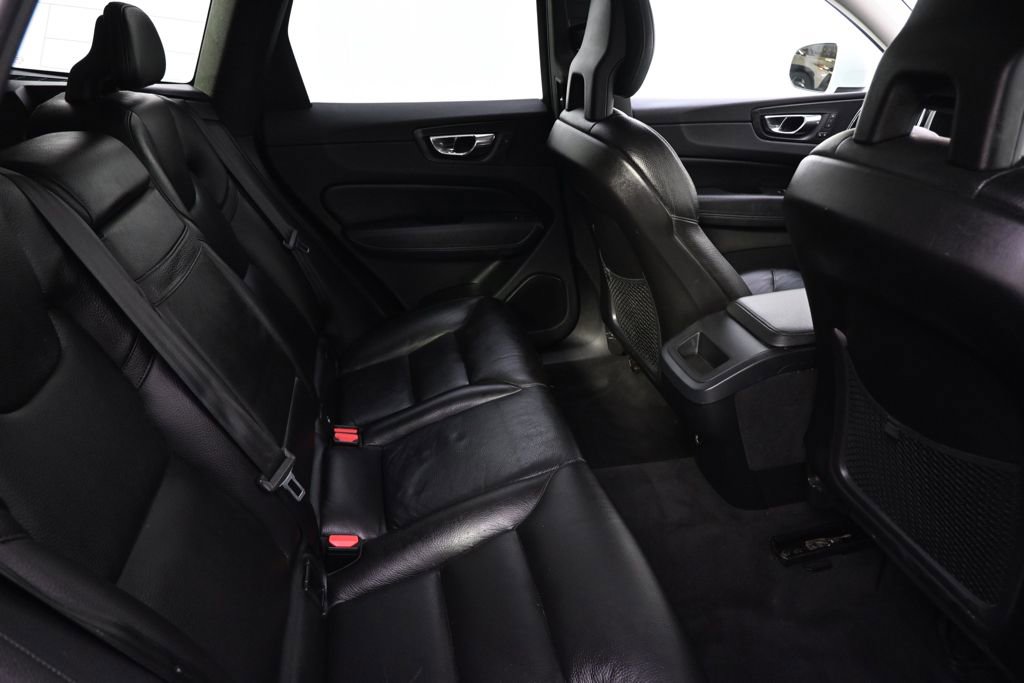 Used 2018 Volvo XC60 T6 Momentum w/ Vision Package image 14