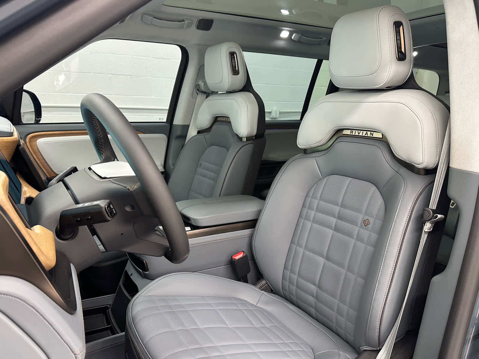 Used 2026 Rivian R1S Premium image 13