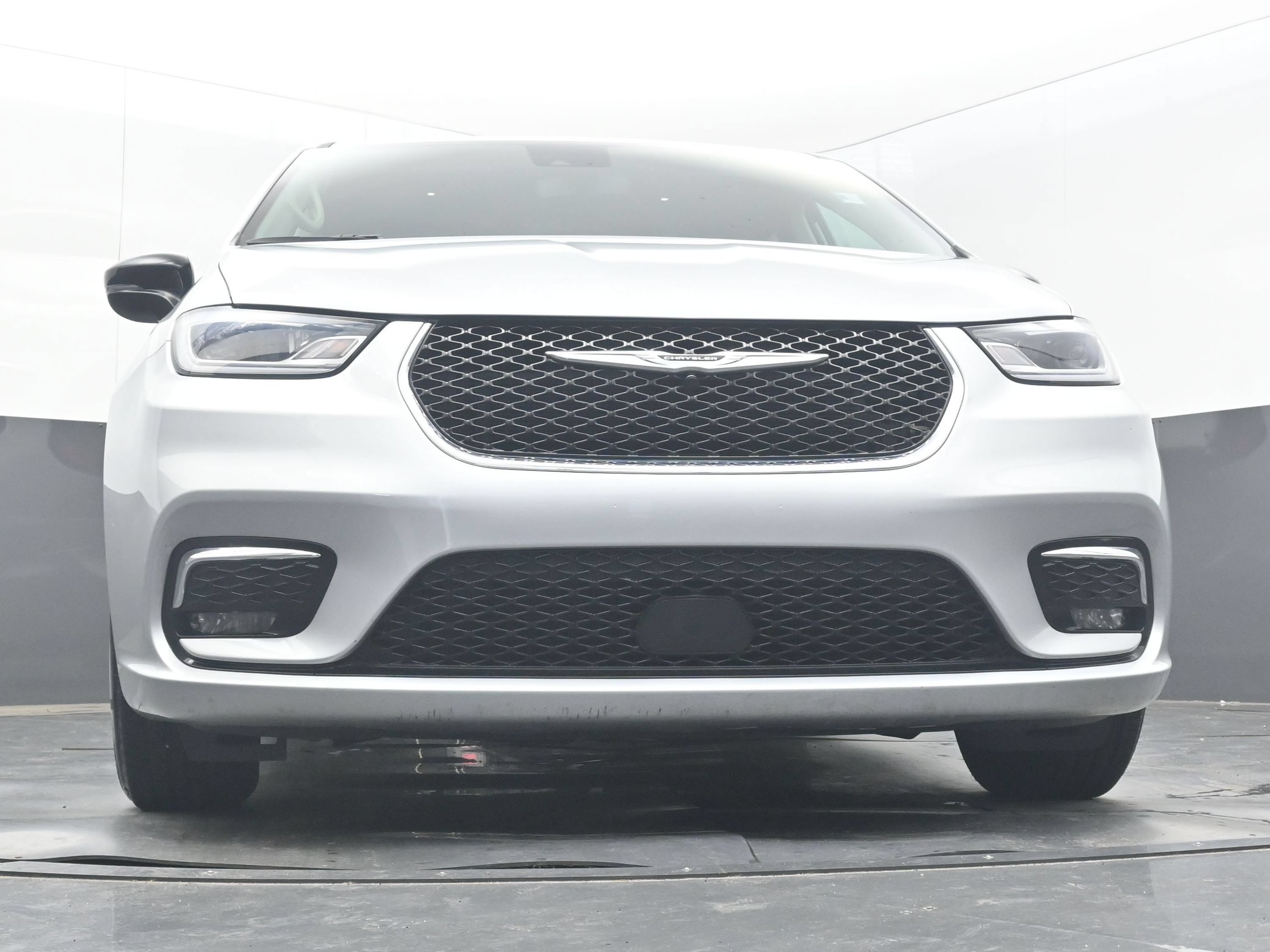 Used 2024 Chrysler Pacifica Touring-L FWD image 21
