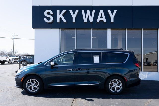 Used 2023 Chrysler Pacifica Limited FWD image 2