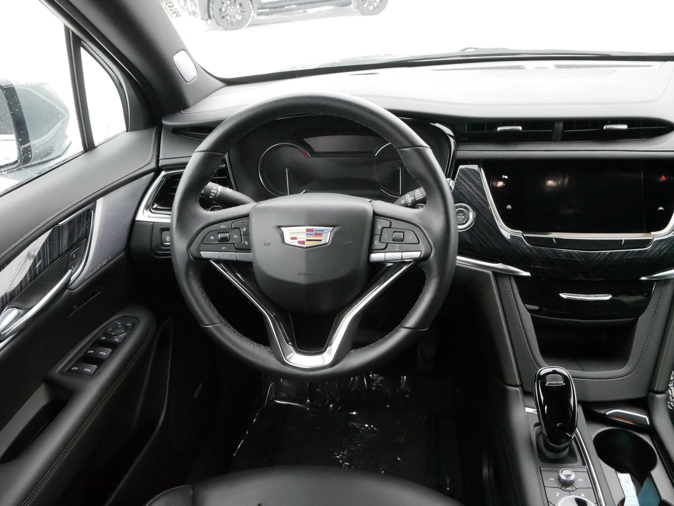 Certified 2025 Cadillac XT6 Premium Luxury image 9