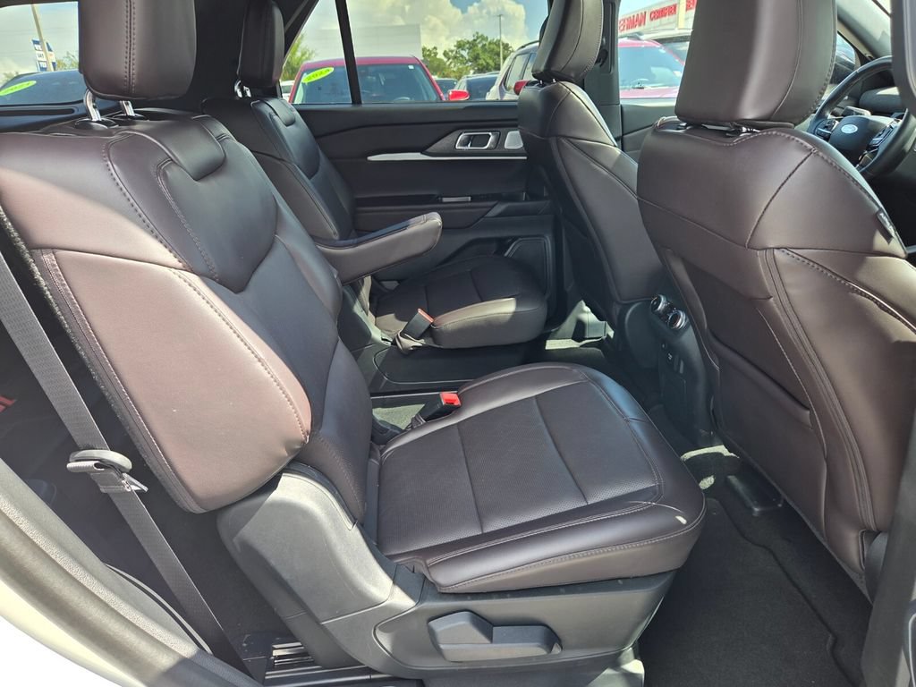 Used 2025 Ford Explorer Platinum RWD image 16