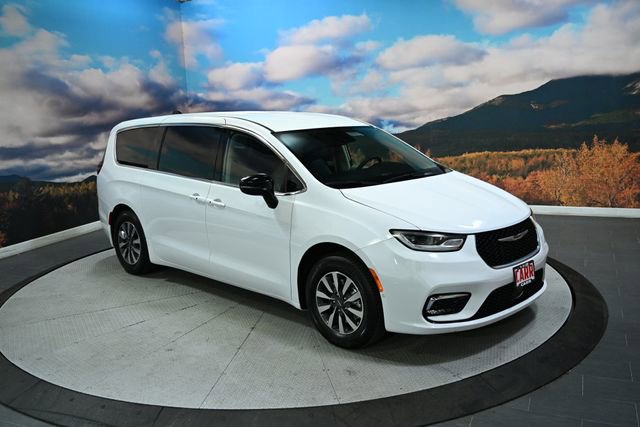 Used 2024 Chrysler Pacifica Select video 2