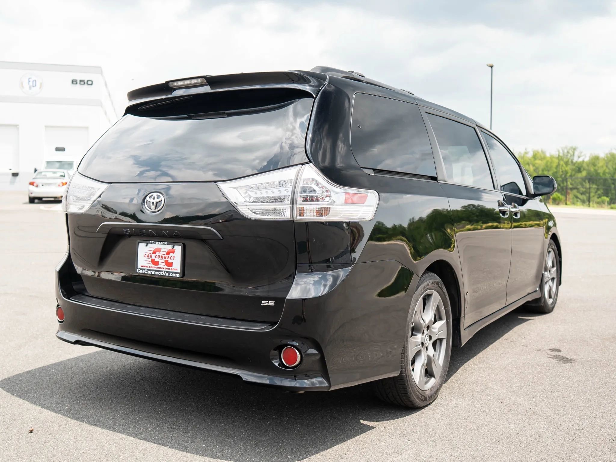 Used 2018 Toyota Sienna SE image 6