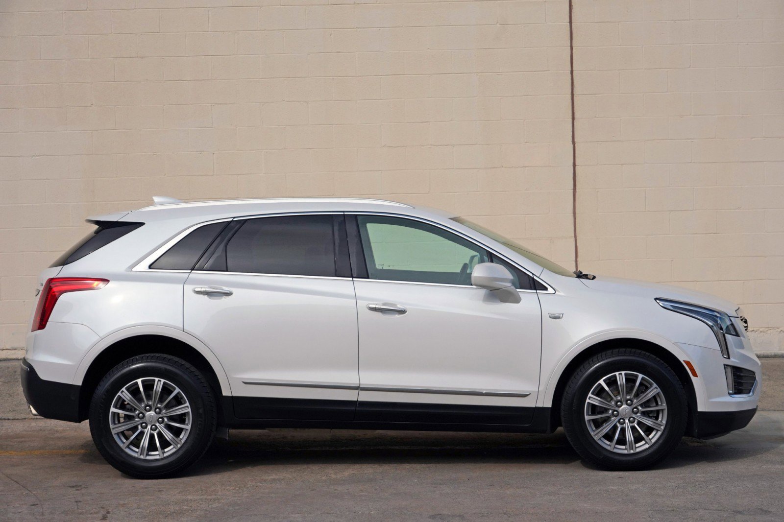 Used 2017 Cadillac XT5 FWD image 46