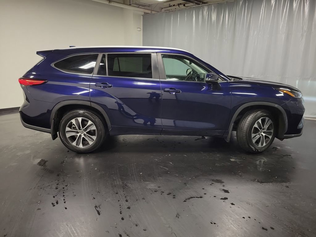 Used 2023 Toyota Highlander XLE FWD image 9