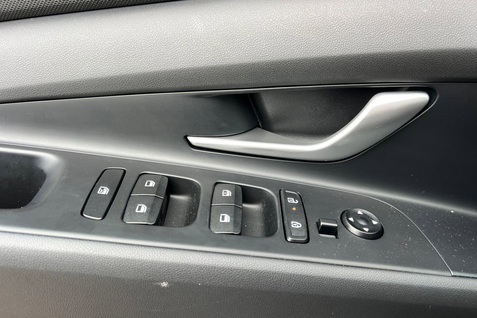 Used 2024 Hyundai Elantra SEL image 11