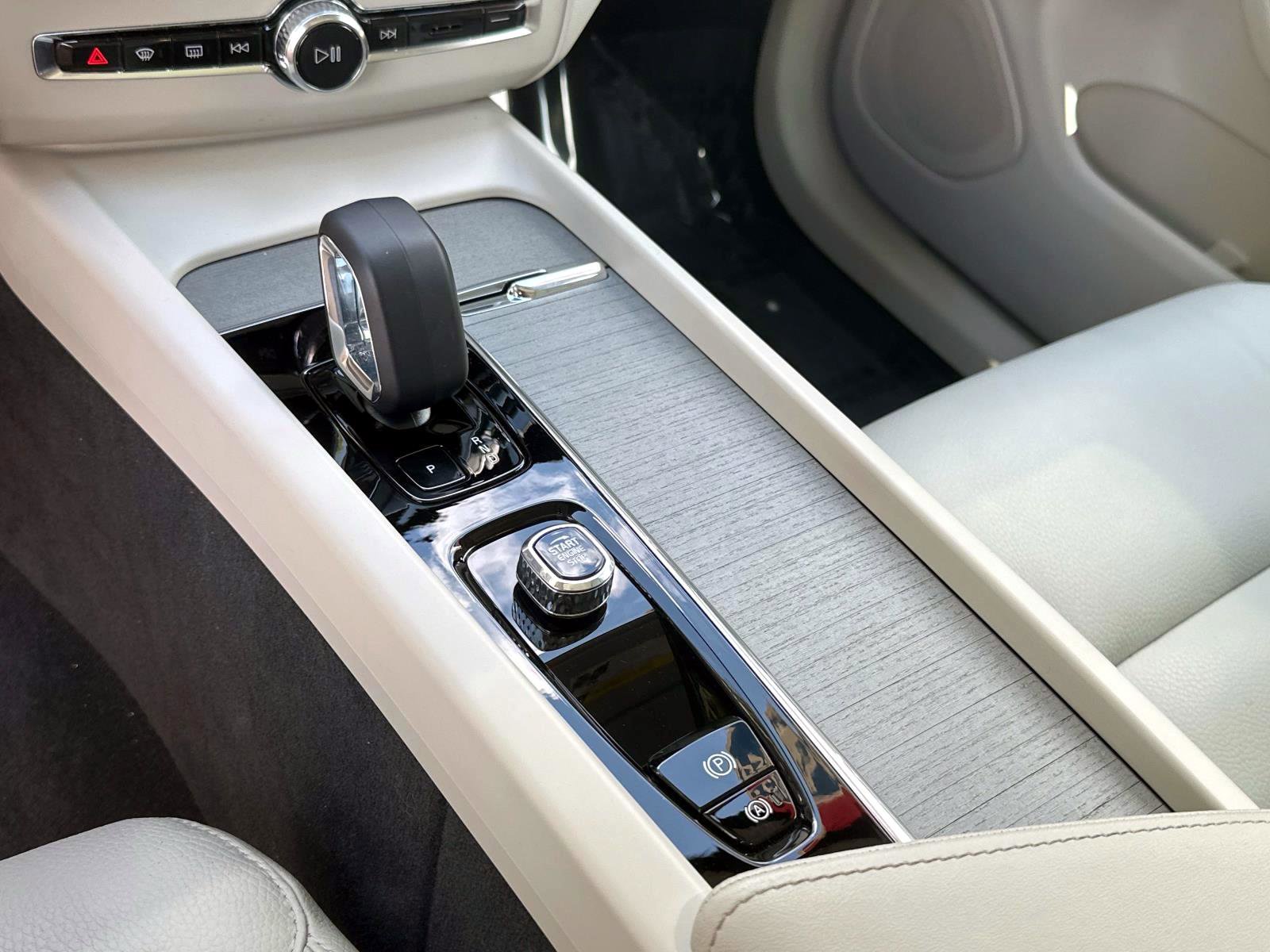 Certified 2024 Volvo XC60 B5 Plus image 25