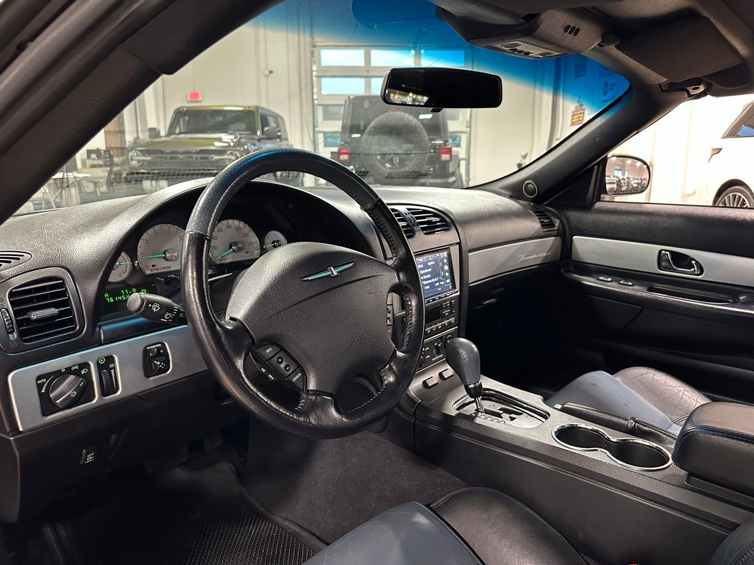 Used 2005 Ford Thunderbird image 15