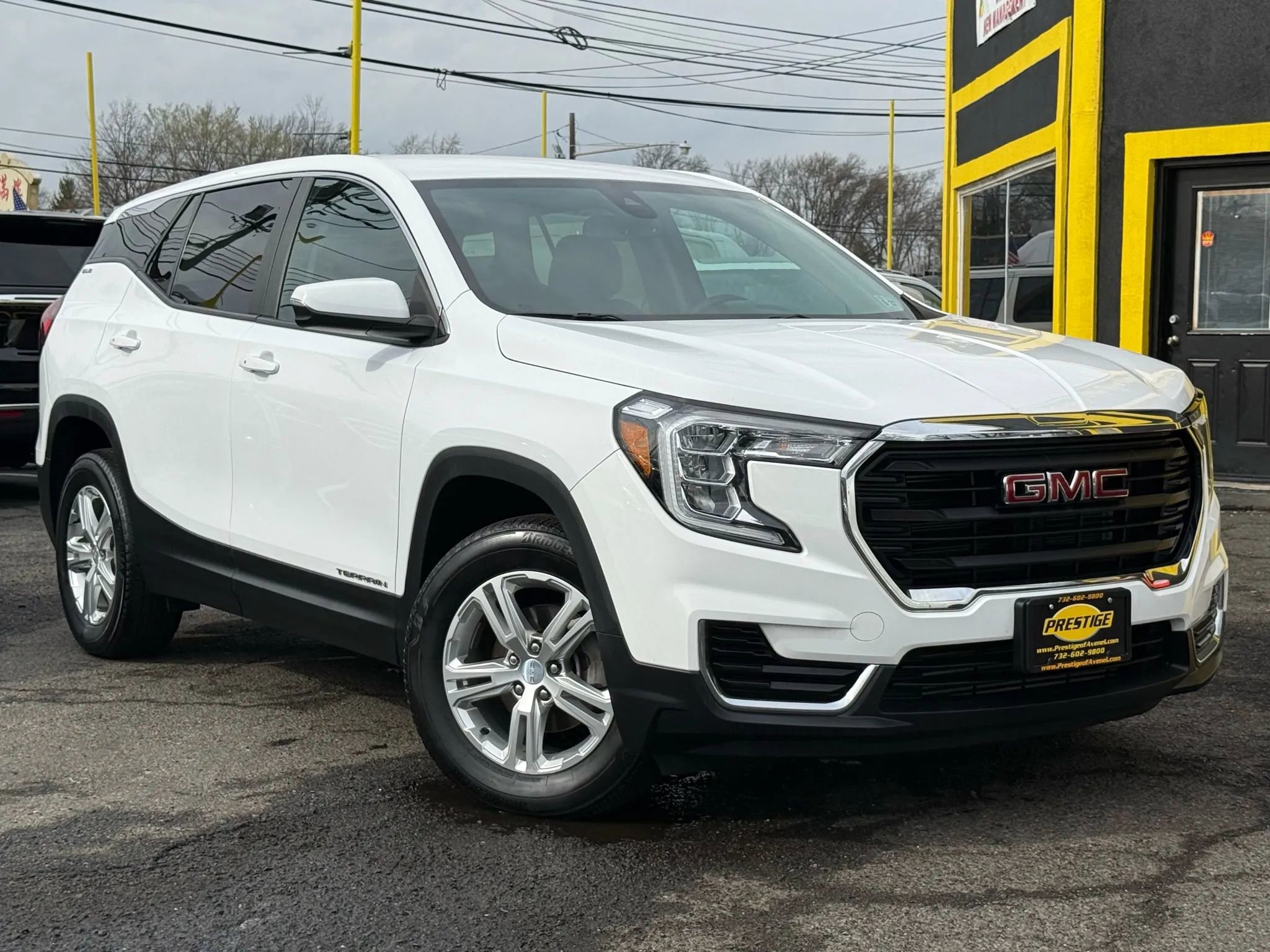 Used 2022 GMC Terrain SLE image 1