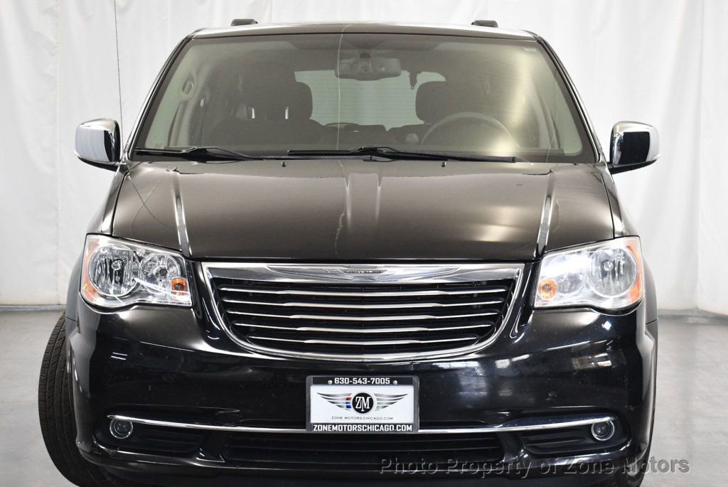 Used 2014 Chrysler Town & Country Touring-L image 4