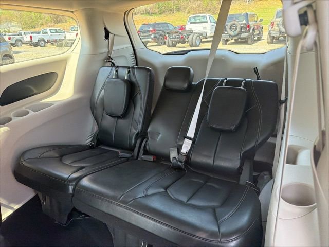 Used 2023 Chrysler Pacifica Touring-L image 14