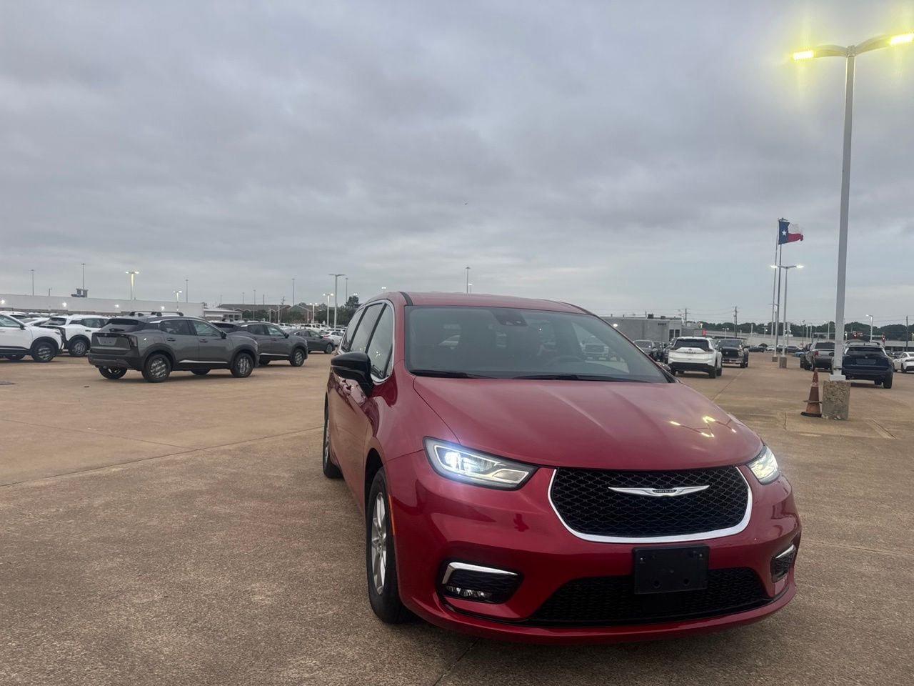 Used 2025 Chrysler Pacifica Select FWD image 3