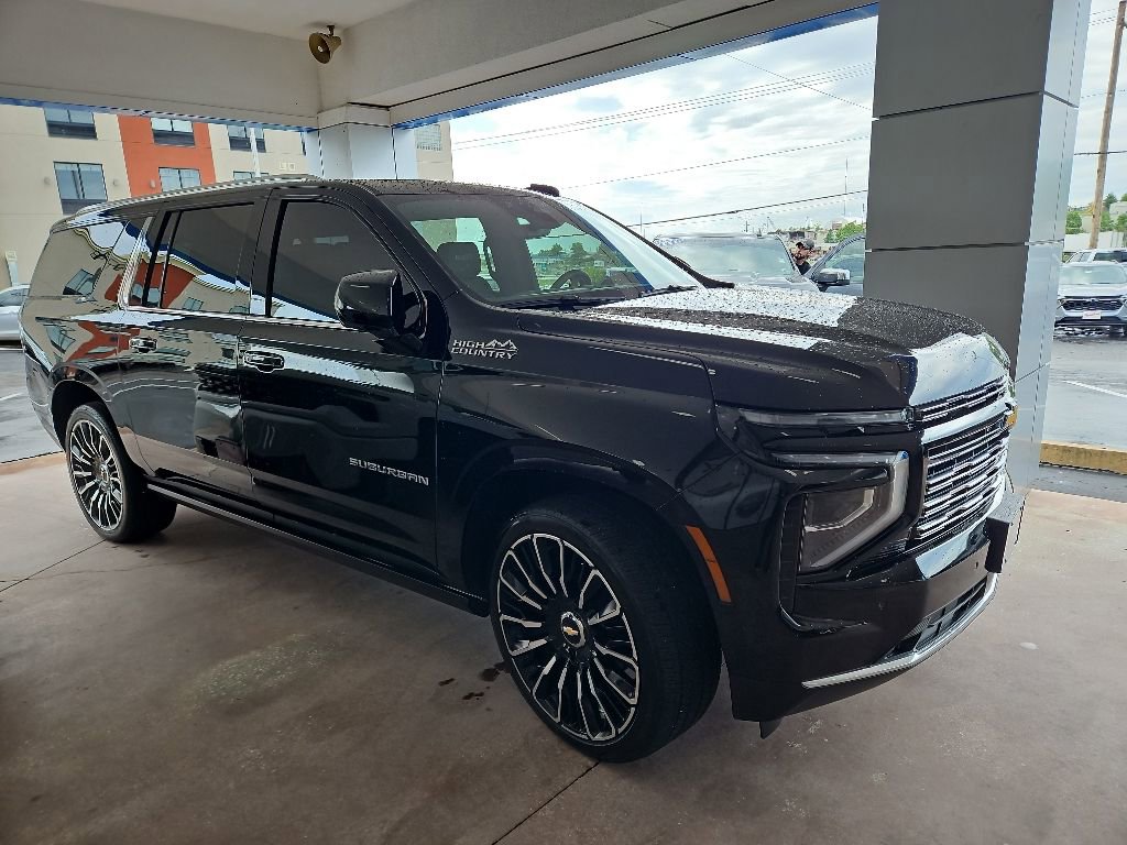 Used 2025 Chevrolet Suburban High Country AWD/4WD image 4