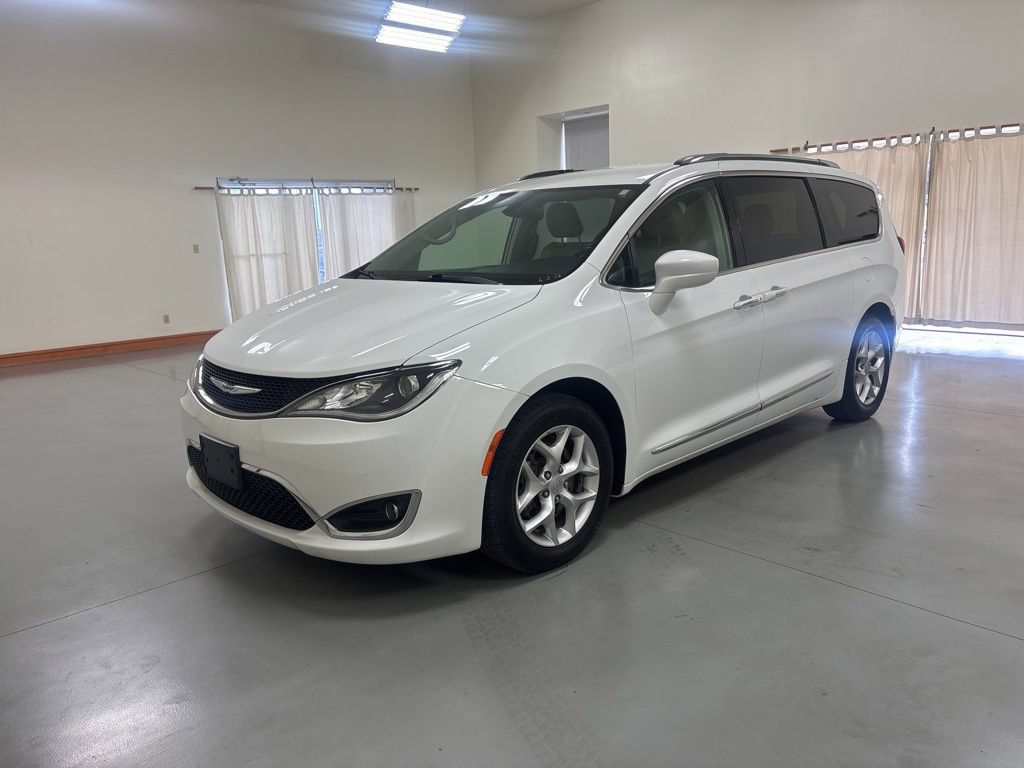 Used 2018 Chrysler Pacifica Touring-L w/ Tire & Wheel Group FWD image 4