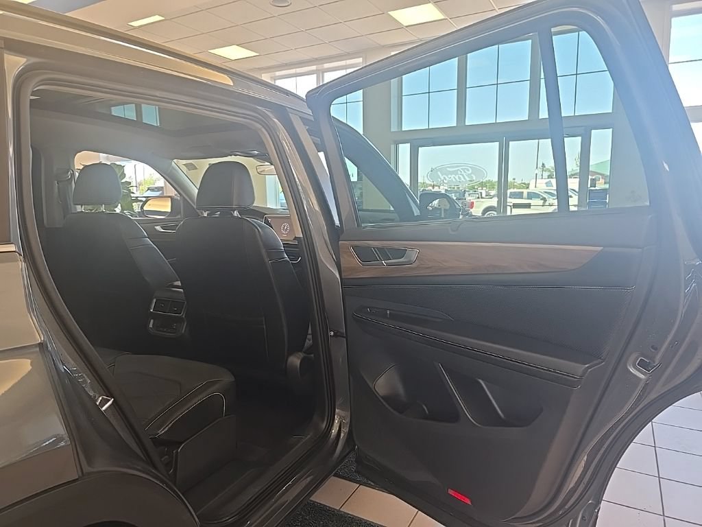 Used 2024 Volkswagen Atlas SE AWD/4WD image 35