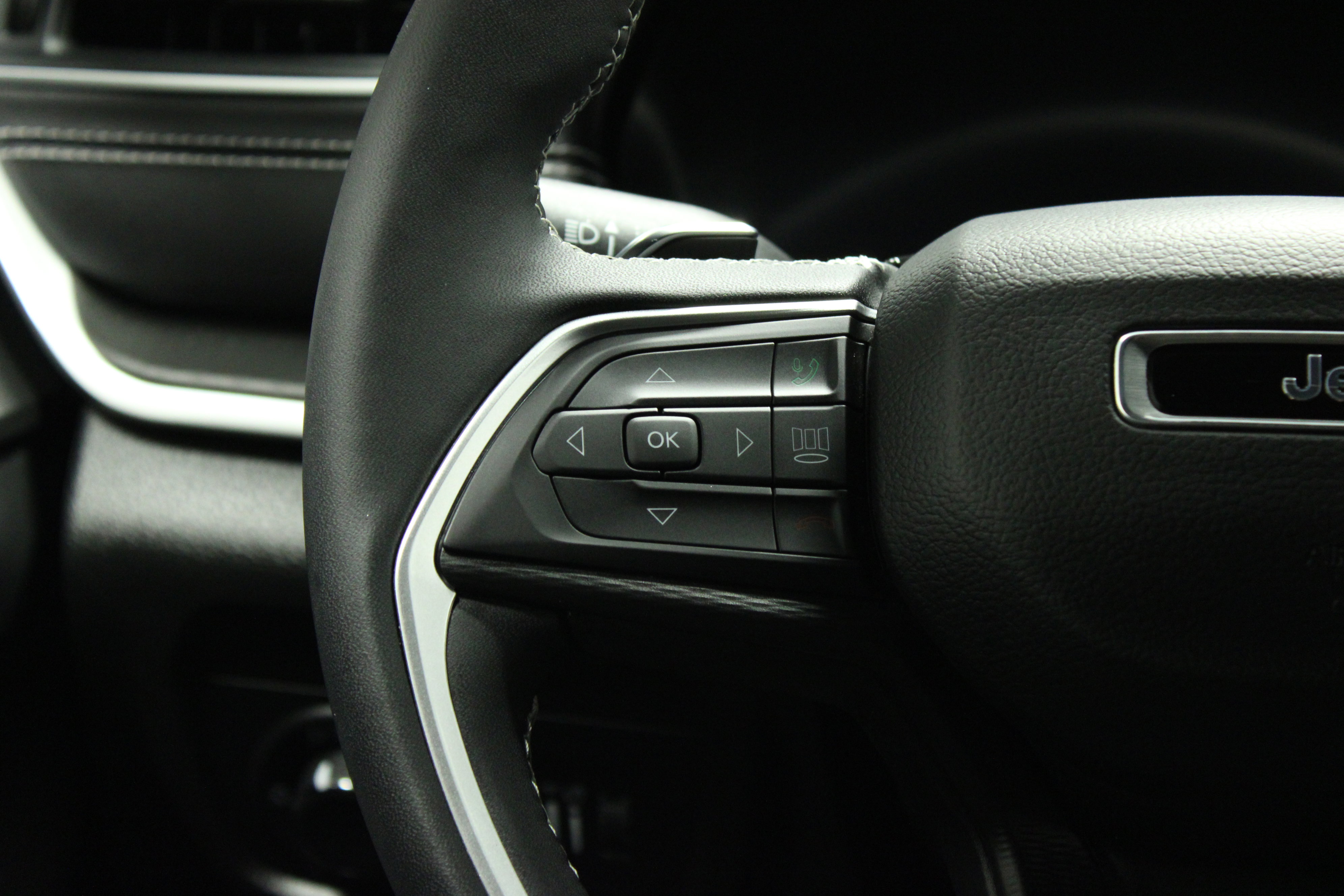 Used 2023 Jeep Grand Cherokee Altitude image 21