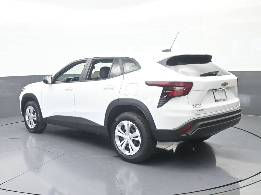 Used 2025 Chevrolet Trax LS FWD image 4