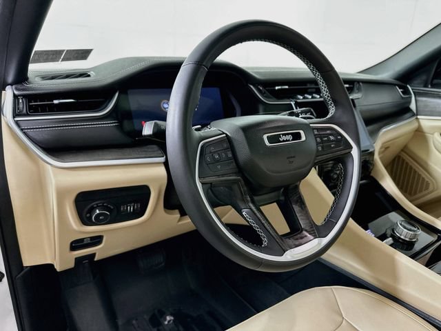 Used 2023 Jeep Grand Cherokee Limited w/ Black Appearance Package AWD/4WD image 11