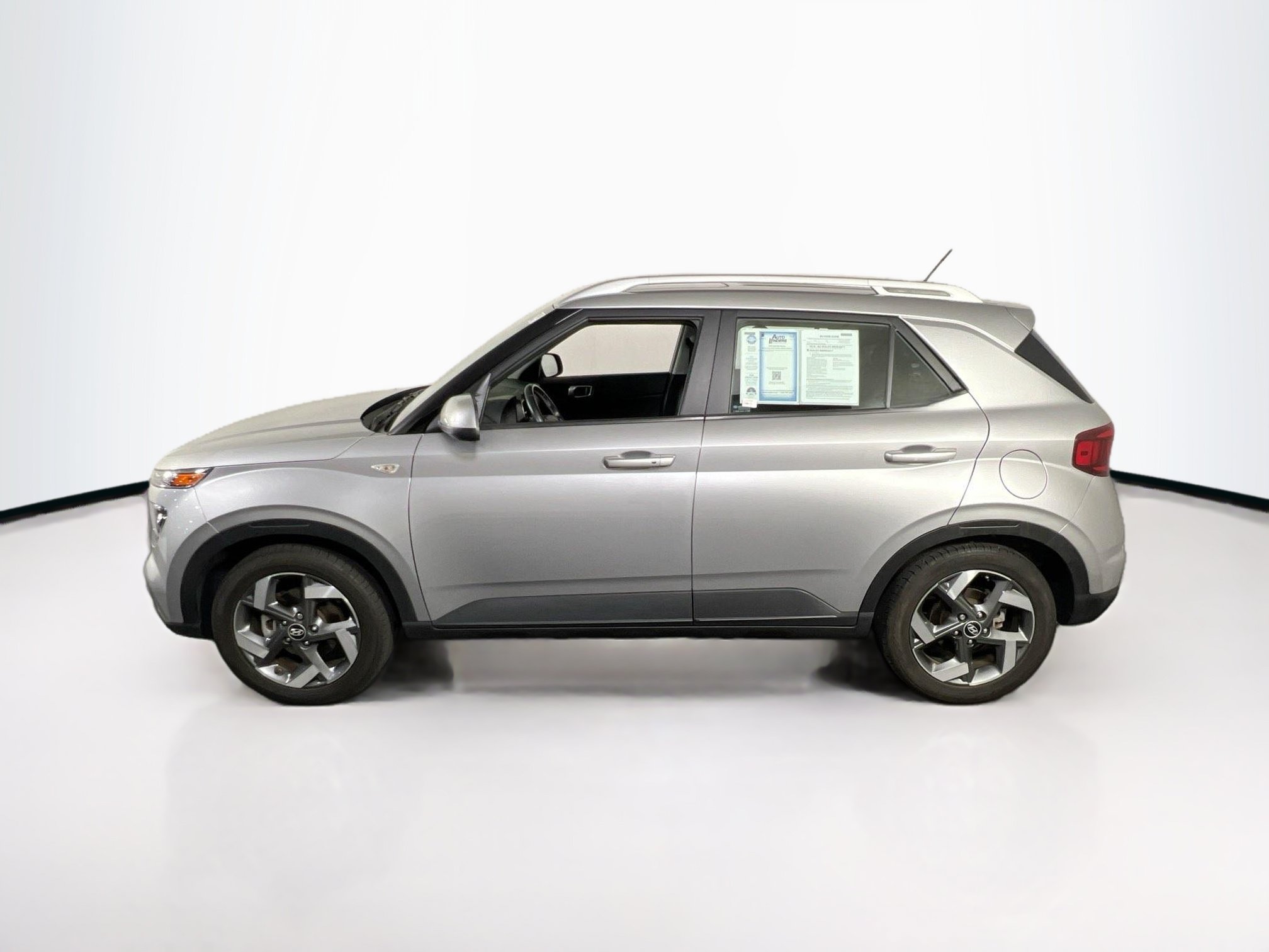 Used 2024 Hyundai Venue SEL FWD image 8