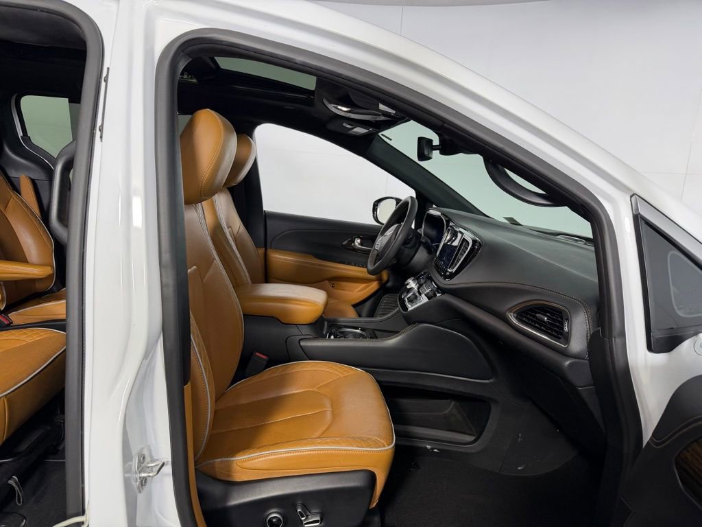 Used 2023 Chrysler Pacifica Pinnacle image 32