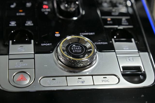 Used 2024 Bentley Flying Spur V8 image 58