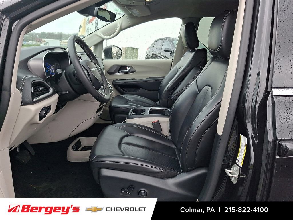 Used 2023 Chrysler Pacifica Touring-L image 17