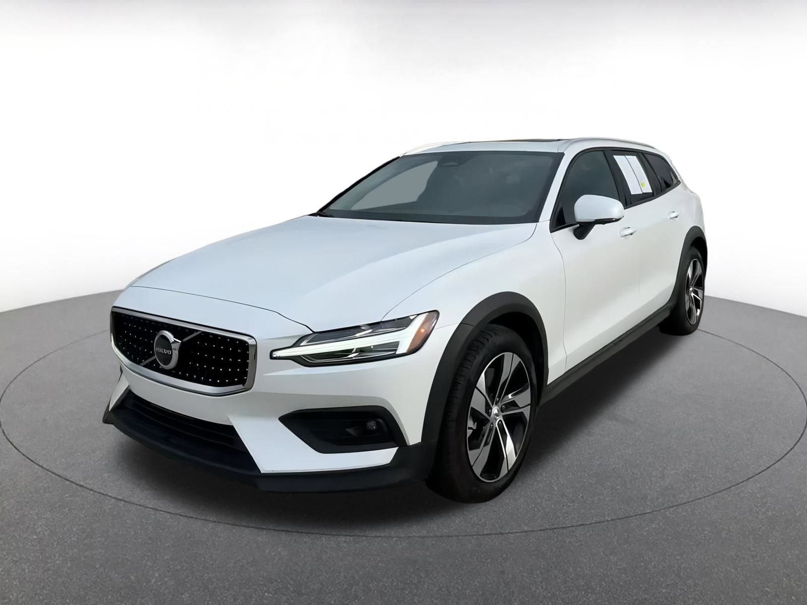 Used 2025 Volvo V60 B5 Cross Country Plus image 7